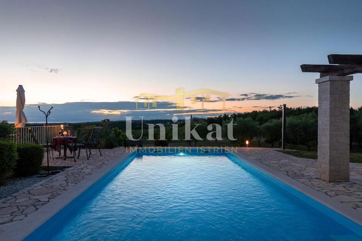 Casa con piscina e vista mare